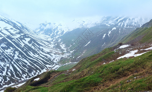 瑞士福卡山口的道路背景图片