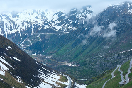 瑞士福卡山口的道路背景图片