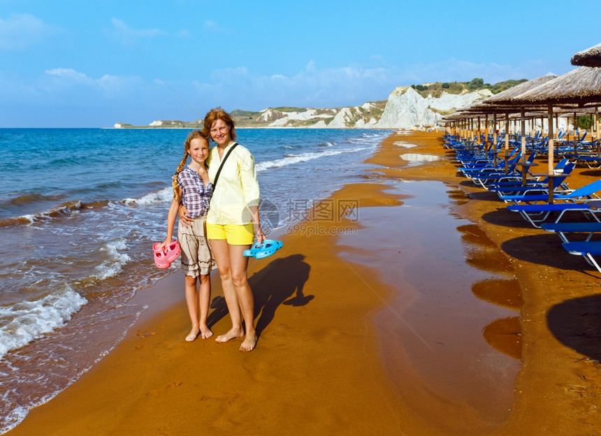 母亲与女儿在西滩早间观光希腊凯法洛尼亚爱奥安海图片