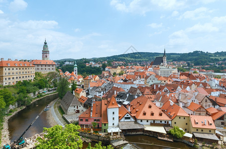CeskyKrumlov城堡左边和市泉水捷克可追溯到1240年图片