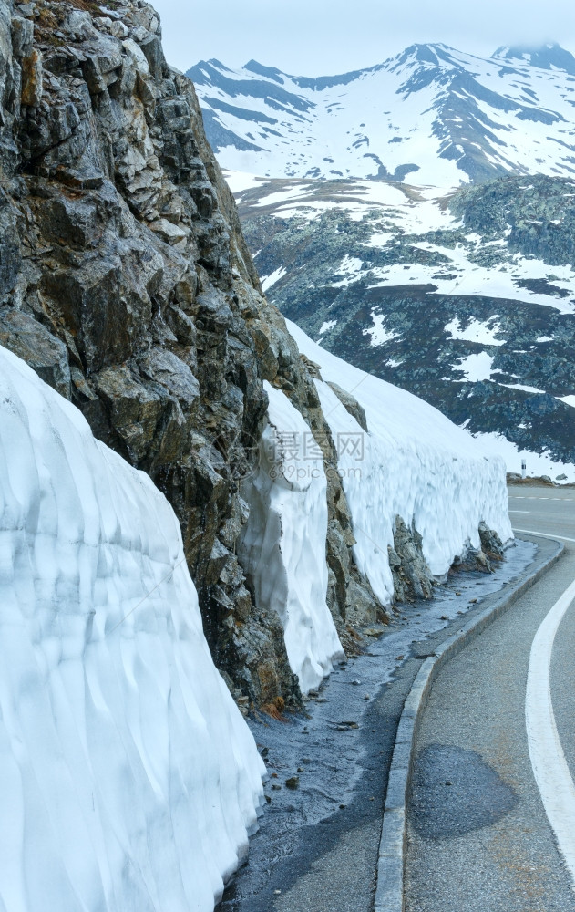 瑞士福卡山口的道路图片