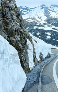 瑞士福卡山口的道路背景图片