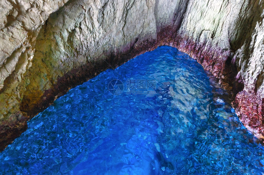 蓝色洞穴内的水Zakynthos希腊斯基纳里角图片