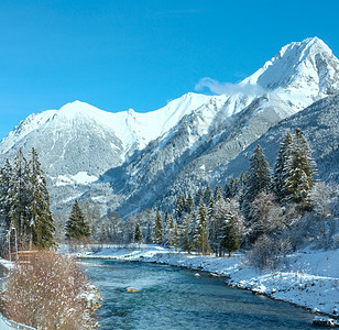 冬季山区和河流风景奥地利蒂罗尔哈塞格村图片