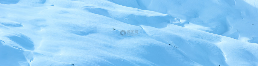 冬季山坡上的小木屋全景图片