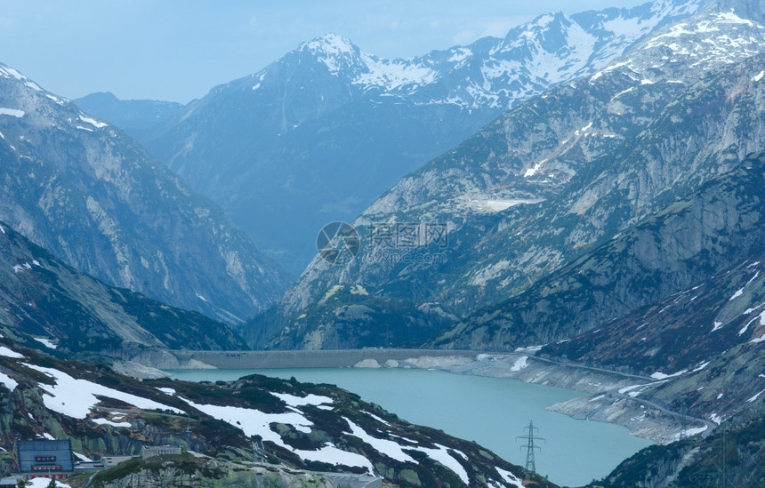 从格林塞尔山口峰顶的景象看向北过兰特里希斯博登西瑞士伯尔尼阿卑斯山图片