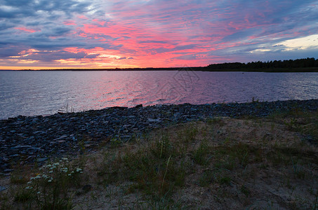在海湾芬兰极日上夜空中有云太阳照耀天空图片