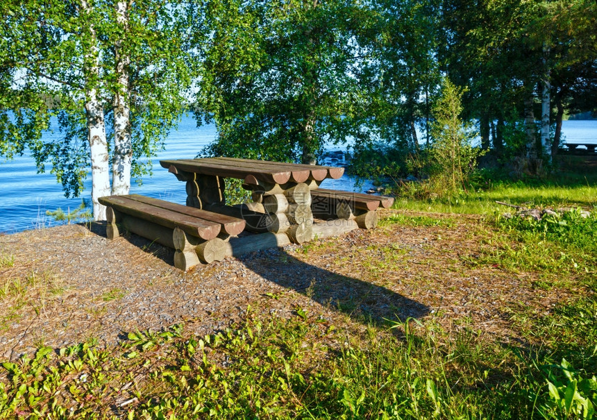 夏季湖风景边缘有树木和制桌芬兰图片