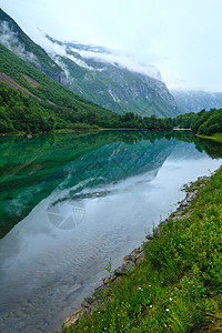 有清洁水和山丘的区湖挪威斯托尔达附近夏季阴云图片