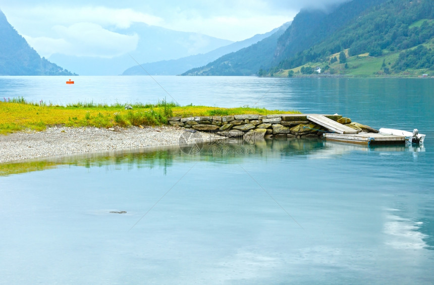 Ottafjord夏季云层海岸景观挪威图片