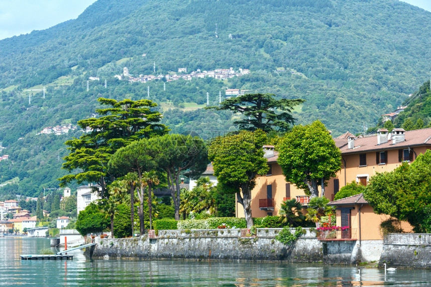 Como湖意大利船上的海岸夏季观景图片