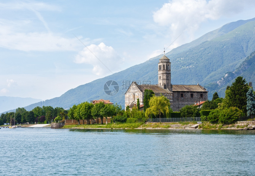 Como湖意大利与船上教堂的海岸夏季观光图片