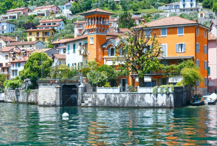 Como湖意大利船上的海岸夏季观景图片