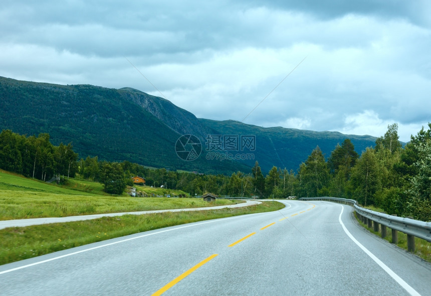 挪威的道路和山地貌图片