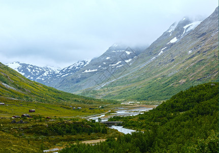 夏季多云的山地景观河流和农村住房挪威图片