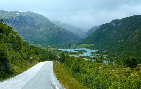 夏季多云的山地景观与乡村公路挪威图片