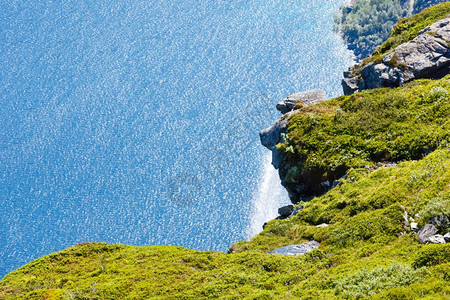 山湖水面的顶端景色夏天图片