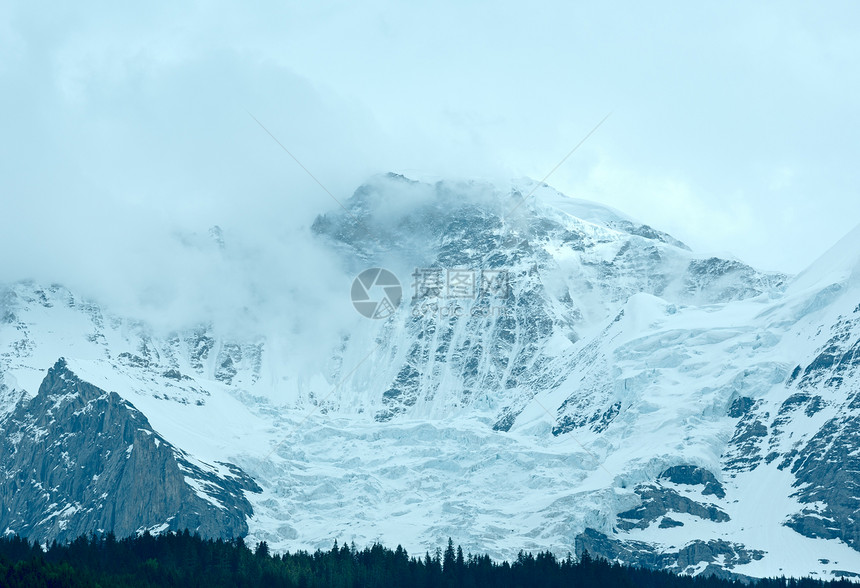 山顶岩石上雪的夏季山瑞士图片