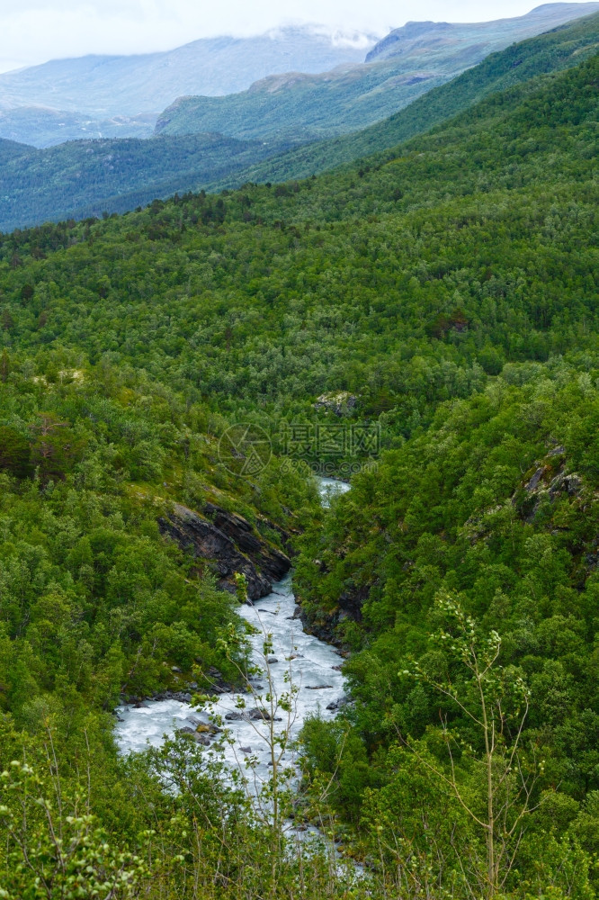 与河流的夏季多云山地貌挪威图片