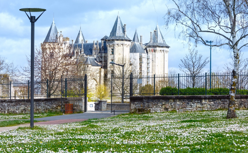 萨穆尔城堡法国的景象前面有开阔的草坪10世纪建成2后期重建图片