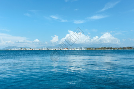 从海滩上乘游艇的夏季海景靠近MytikasPreposeza希腊图片