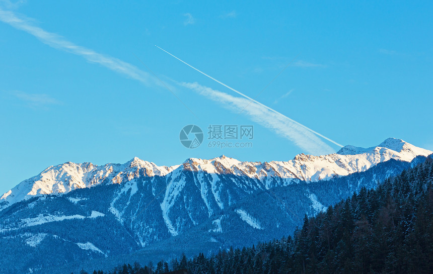 奥地利蒂罗尔冬夜山风景图片