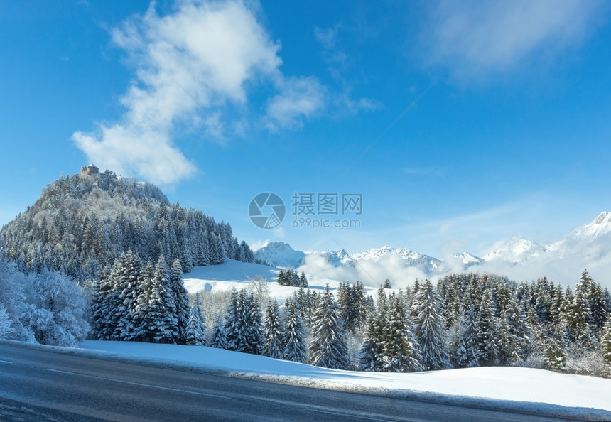 冬季山区景观和顶上的Ehrenberg城堡奥地利巴伐亚图片