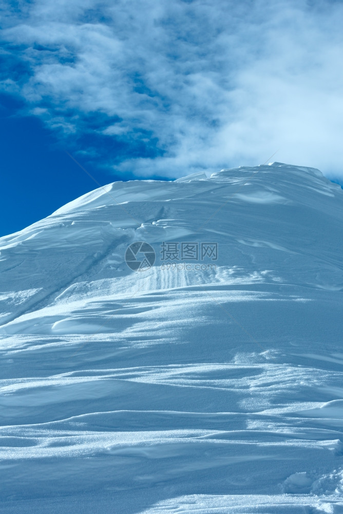 清晨冬雪山云图片