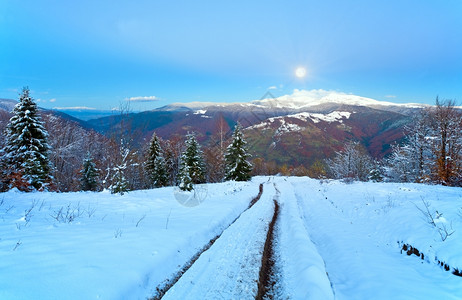 乌克兰冬季黄昏的山地和道路图片