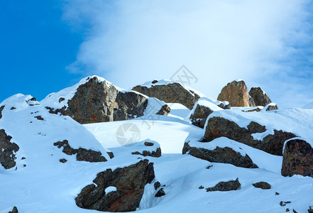 上午冬季岩石山和云天奥地利提洛尔图片