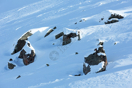 冬季的山景斜坡上有巨石图片