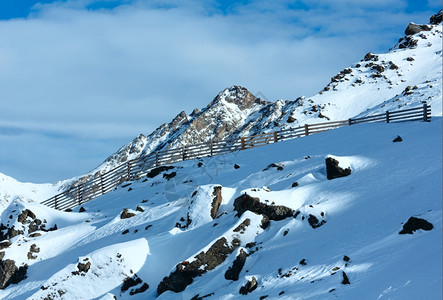 清晨冬季山区风景沿滑雪场带木栅栏图片