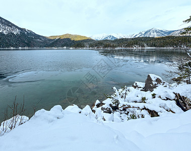 艾布西在德国巴伐利亚的伊布西湖冬季风景中地表和雪上漂浮着薄层的冰背景