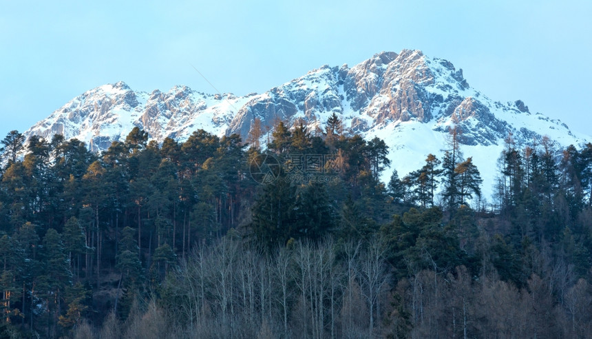 冬季山林风景前面有森林在最后的阳光下有泥浆蒂罗尔奥地利提图片