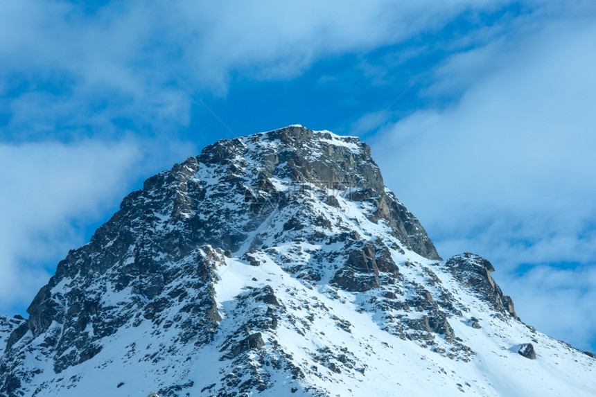 上午冬季山顶岩石云层天空背景奥地利提洛尔图片