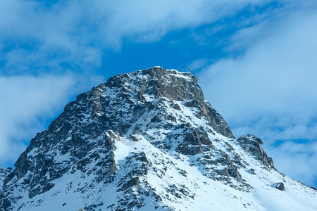 上午冬季山顶岩石云层天空背景奥地利提洛尔高清图片