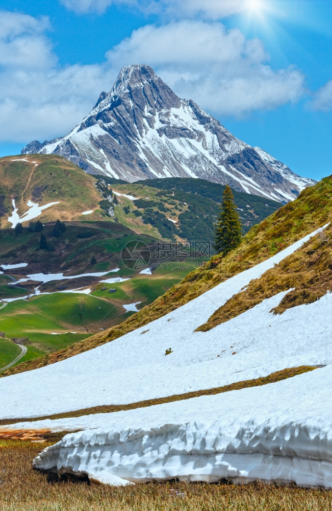 夏季冰雪融化的草原山峦图片