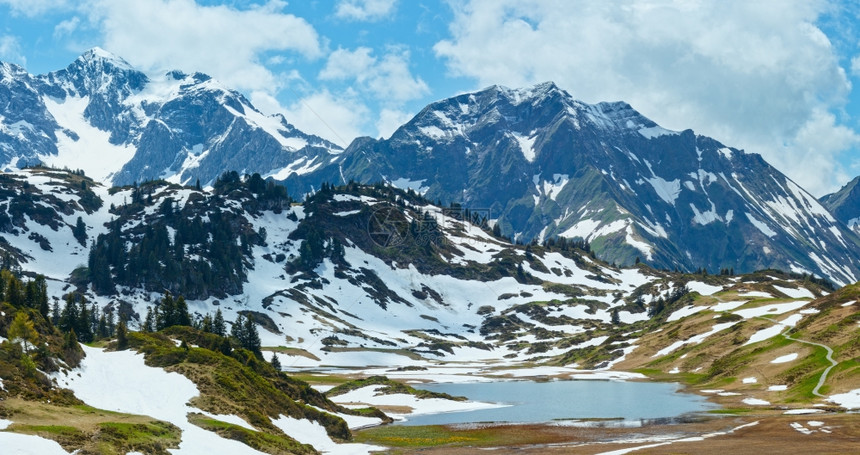 小卡尔贝莱西湖和雪融化草地的夏季山全景奥地利沃斯拉尔贝格图片