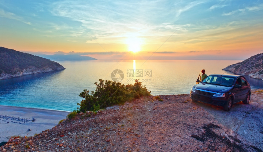 Myrtos海滩的日落风和汽车附近的妇女希腊Kefalonia爱奥尼亚海图片