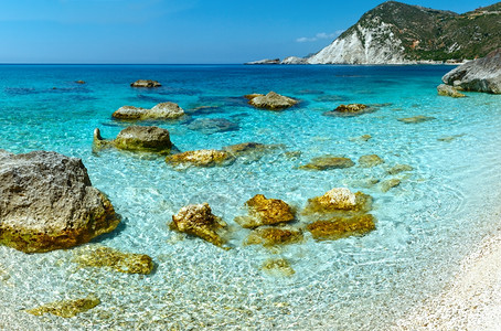 佩塔尼海滩夏季风景水中有大块石头希腊基法罗尼亚图片
