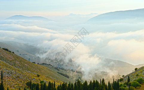 清晨多云的夏季山地景观希腊凯法洛尼亚图片