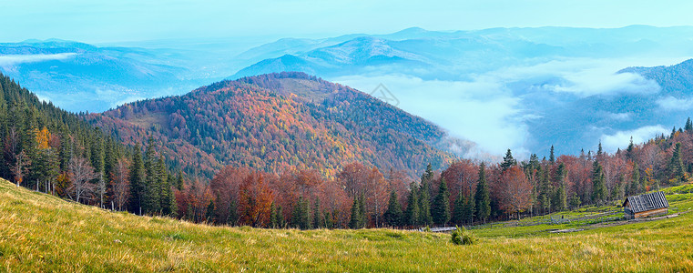 上午秋天山高原全景和畜牧棚喀尔巴阡山乌克兰图片