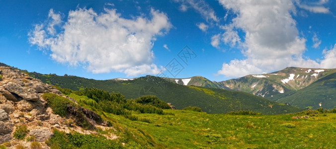 山边有雪和大石头的夏季山景乌克兰喀尔巴阡山图片