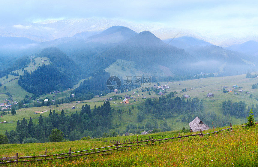 夏季山村乌克兰喀尔巴阡山村图片