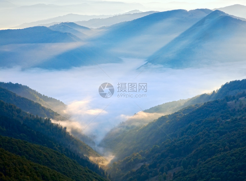 清晨秋天山风有日光和烟雾图片