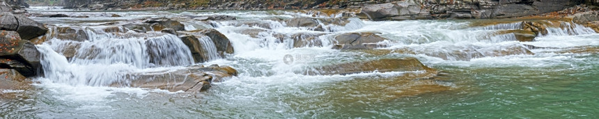 秋山河和瀑布的全景图片