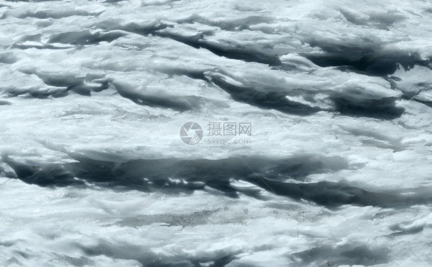 冬季山雪表面的风形态图片