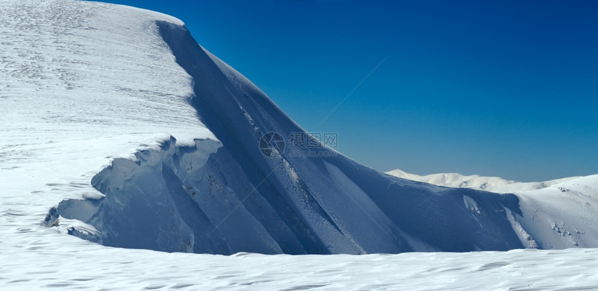 冬季山脊蓝色天空背景乌克兰喀尔巴阡山斯维多茨脉布雷兹尼察山上挂着雪帽的山脊图片