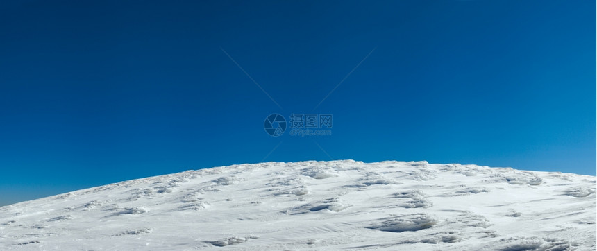 蓝天空背景的山顶全图片