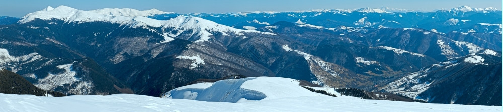 冬季山区景观乌克兰喀尔巴阡山斯维多脉图片